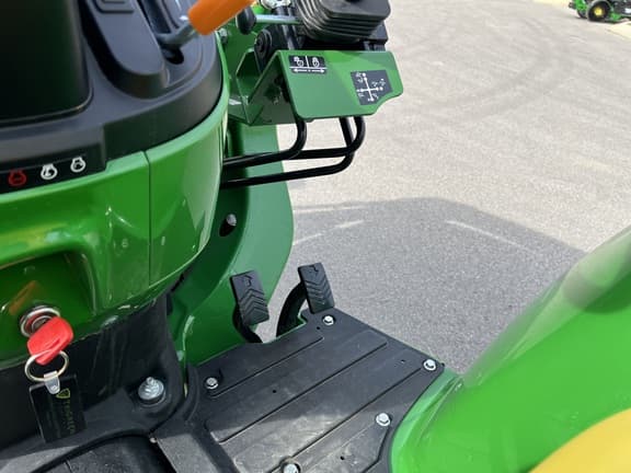 Image of John Deere 3032E equipment image 4