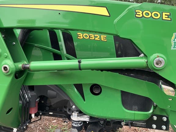 Image of John Deere 3032E equipment image 4