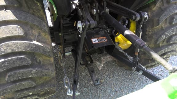 Image of John Deere 3032E equipment image 4