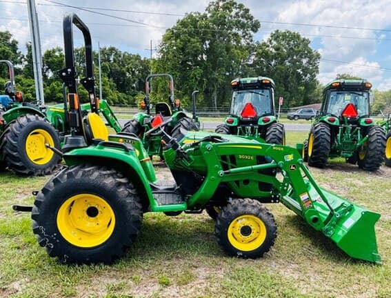 Image of John Deere 3032E equipment image 4
