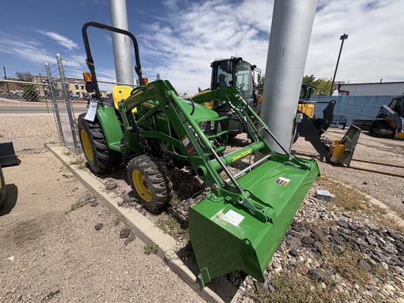 Image of John Deere 3032E equipment image 2