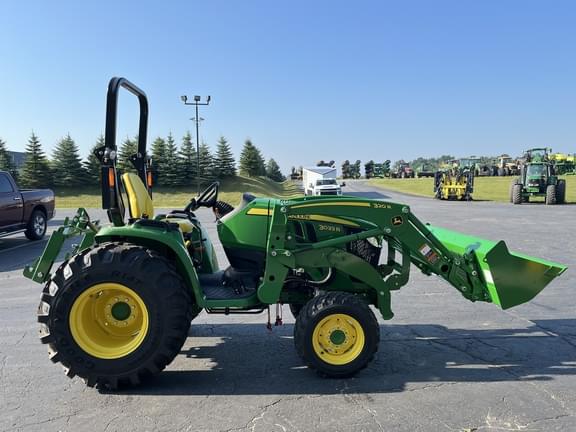 Image of John Deere 3033R equipment image 4
