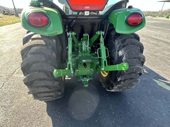 Image of John Deere 3033R equipment image 4