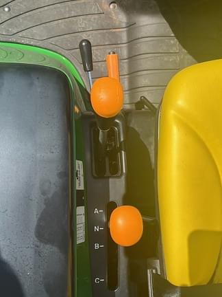 Image of John Deere 3033R equipment image 4