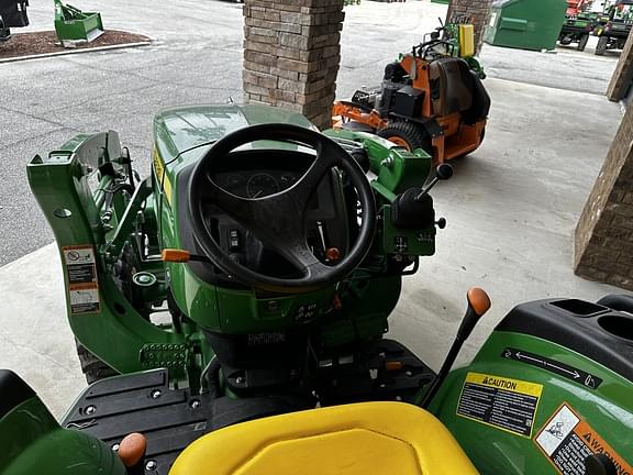 Image of John Deere 3035D equipment image 4