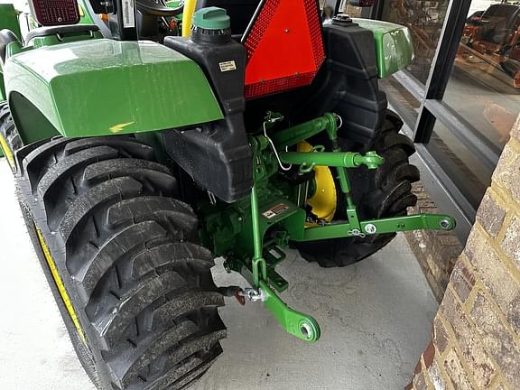 Image of John Deere 3035D equipment image 3