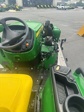 Image of John Deere 3038E equipment image 4