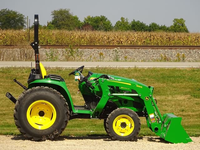 Image of John Deere 3038E equipment image 4