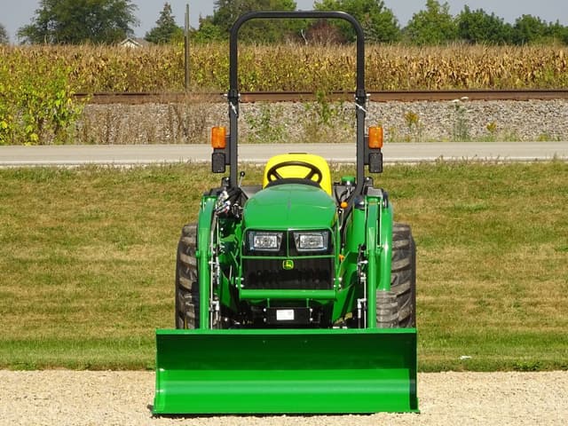 Image of John Deere 3038E equipment image 3