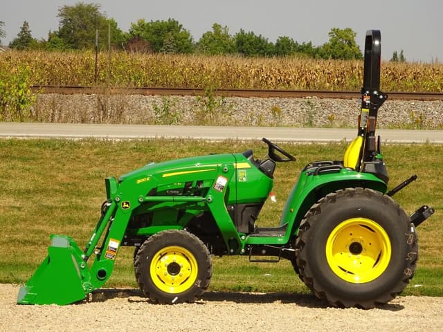 Image of John Deere 3038E equipment image 1