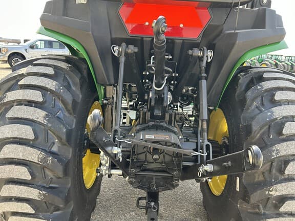 Image of John Deere 3038E equipment image 3