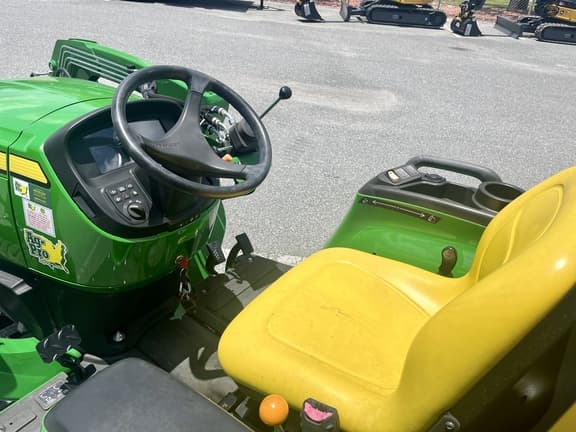 Image of John Deere 3038E equipment image 4