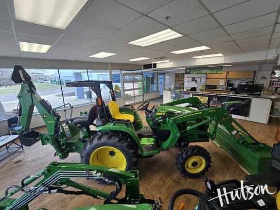 Image of John Deere 3038E equipment image 4