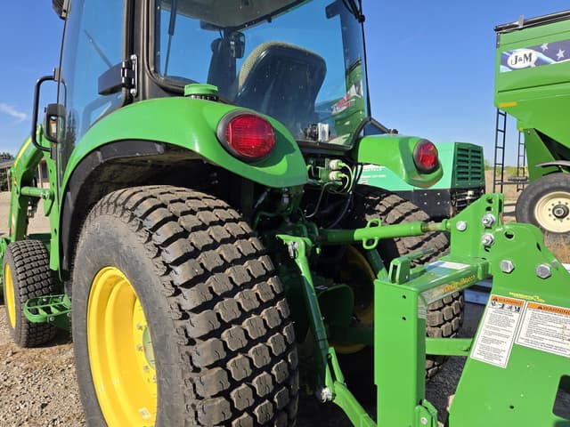 Image of John Deere 3039R equipment image 4