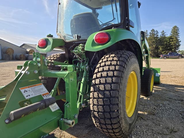 Image of John Deere 3039R equipment image 2