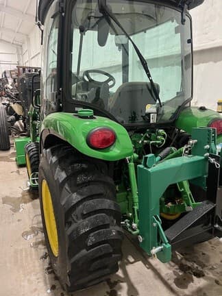 Image of John Deere 3039R equipment image 3