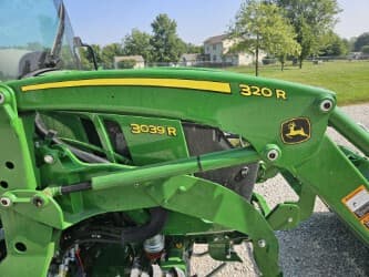 Image of John Deere 3039R equipment image 4