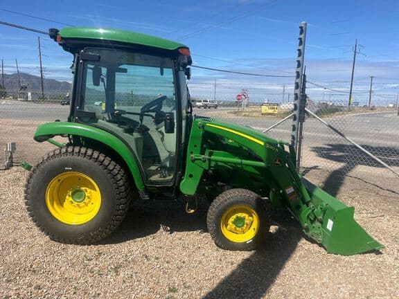 Image of John Deere 3039R equipment image 4