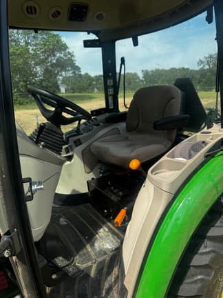 Image of John Deere 3039R equipment image 4