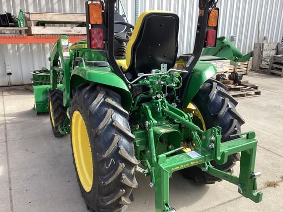 Image of John Deere 3039R equipment image 4