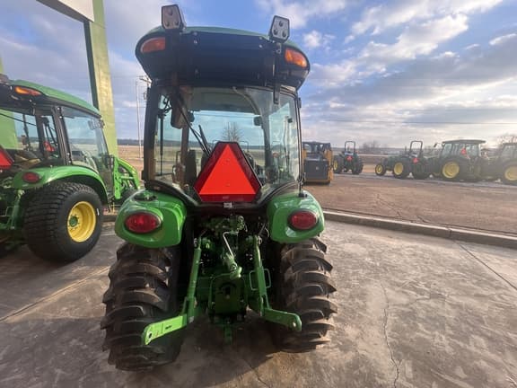Image of John Deere 3039R equipment image 4