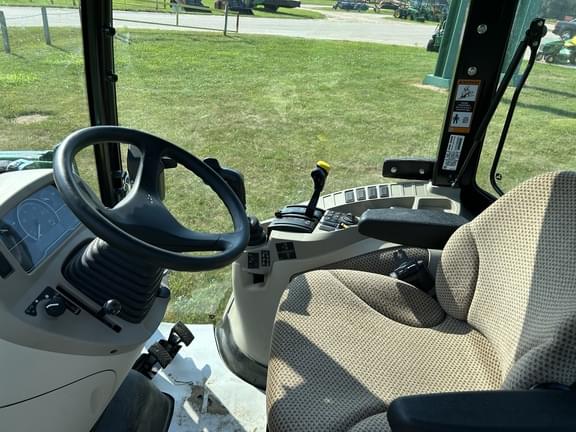 Image of John Deere 3039R equipment image 4