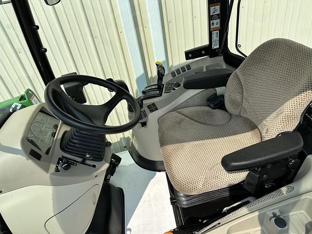 Image of John Deere 3039R equipment image 4