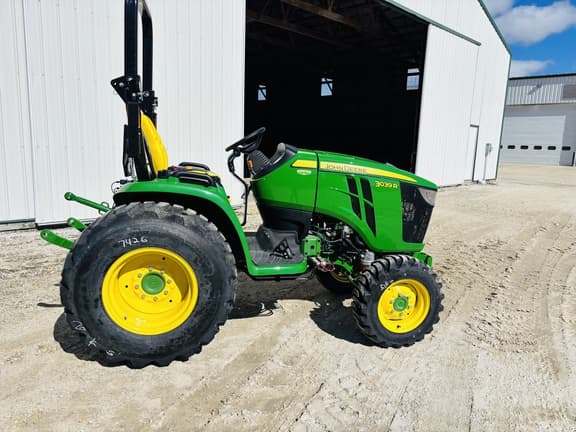 Image of John Deere 3039R equipment image 2