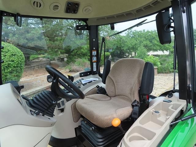 Image of John Deere 3039R equipment image 4