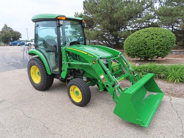 Image of John Deere 3039R equipment image 1
