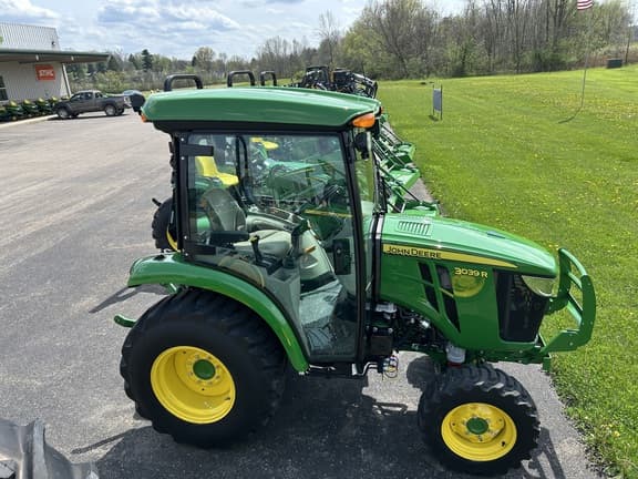 Image of John Deere 3039R equipment image 3