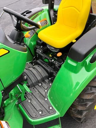 Image of John Deere 3043D equipment image 4