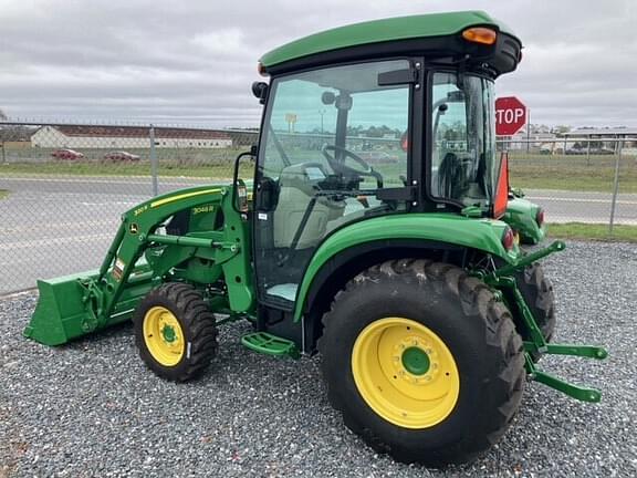 Image of John Deere 3046R equipment image 1