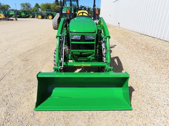 Image of John Deere 3046R equipment image 3