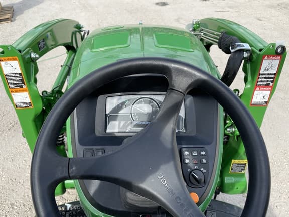 Image of John Deere 3046R equipment image 3