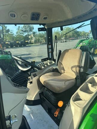 Image of John Deere 3046R equipment image 4