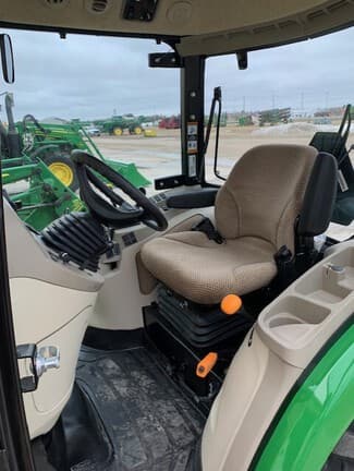 Image of John Deere 3046R equipment image 3