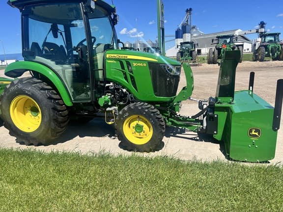 Image of John Deere 3046R equipment image 1