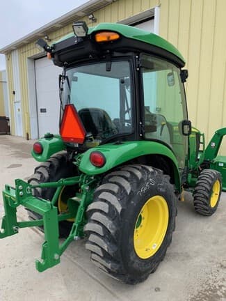 Image of John Deere 3046R equipment image 3