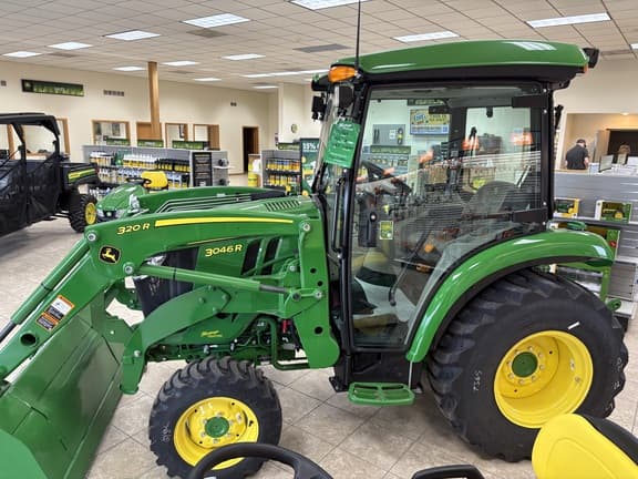 Image of John Deere 3046R equipment image 4
