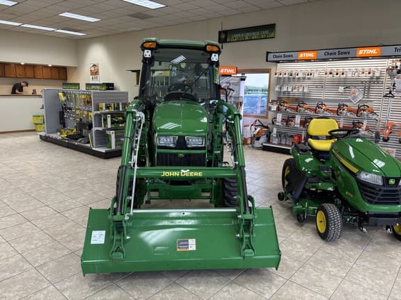 Image of John Deere 3046R equipment image 3