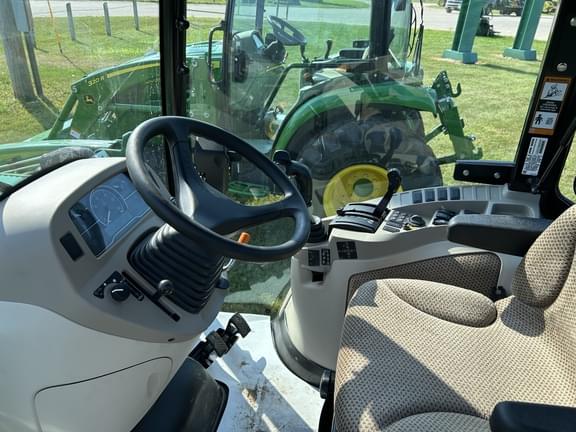 Image of John Deere 3046R equipment image 4
