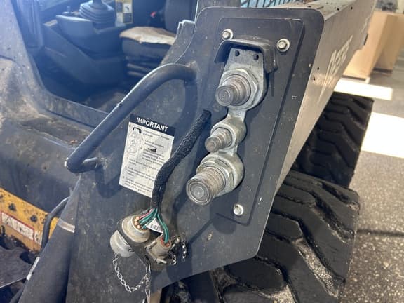 Image of John Deere 324G equipment image 4