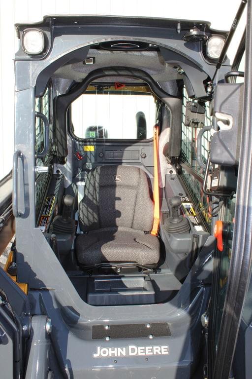 Image of John Deere 324G equipment image 4