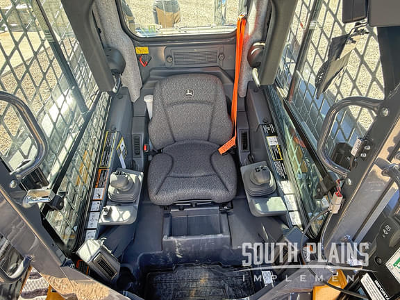 Image of John Deere 325G equipment image 4