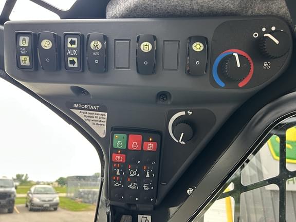 Image of John Deere 325G equipment image 4
