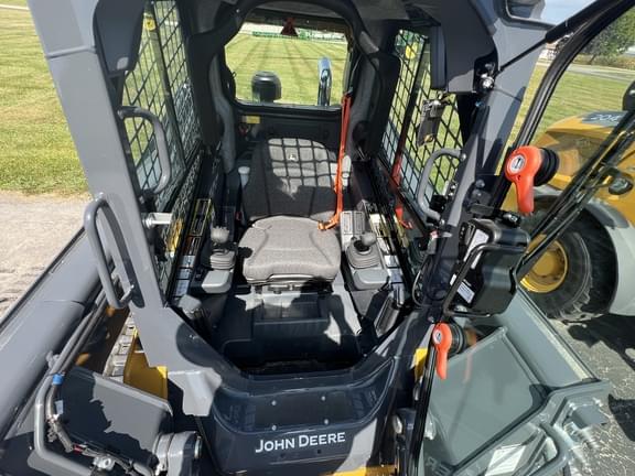 Image of John Deere 325G equipment image 4