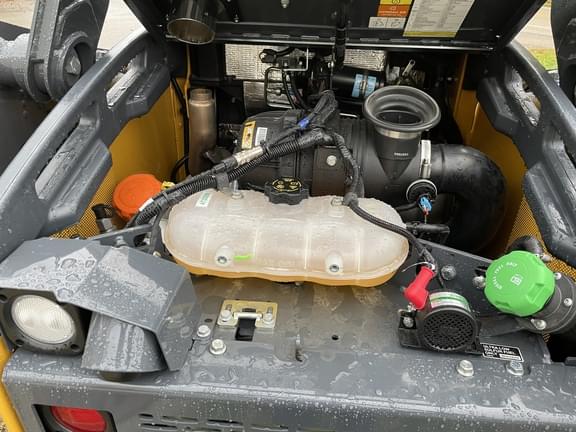 Image of John Deere 325G equipment image 4