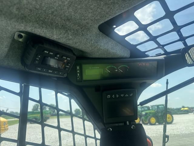 Image of John Deere 325G equipment image 4