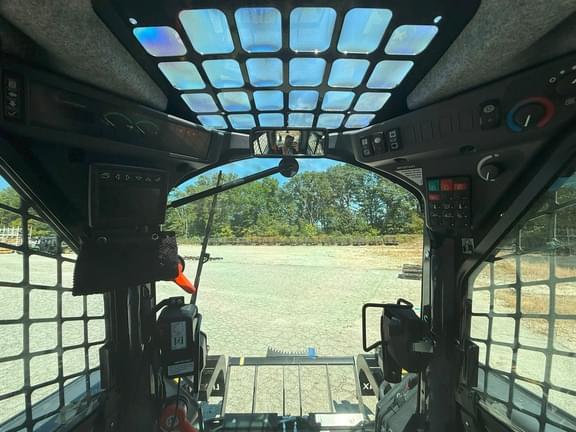 Image of John Deere 325G equipment image 4